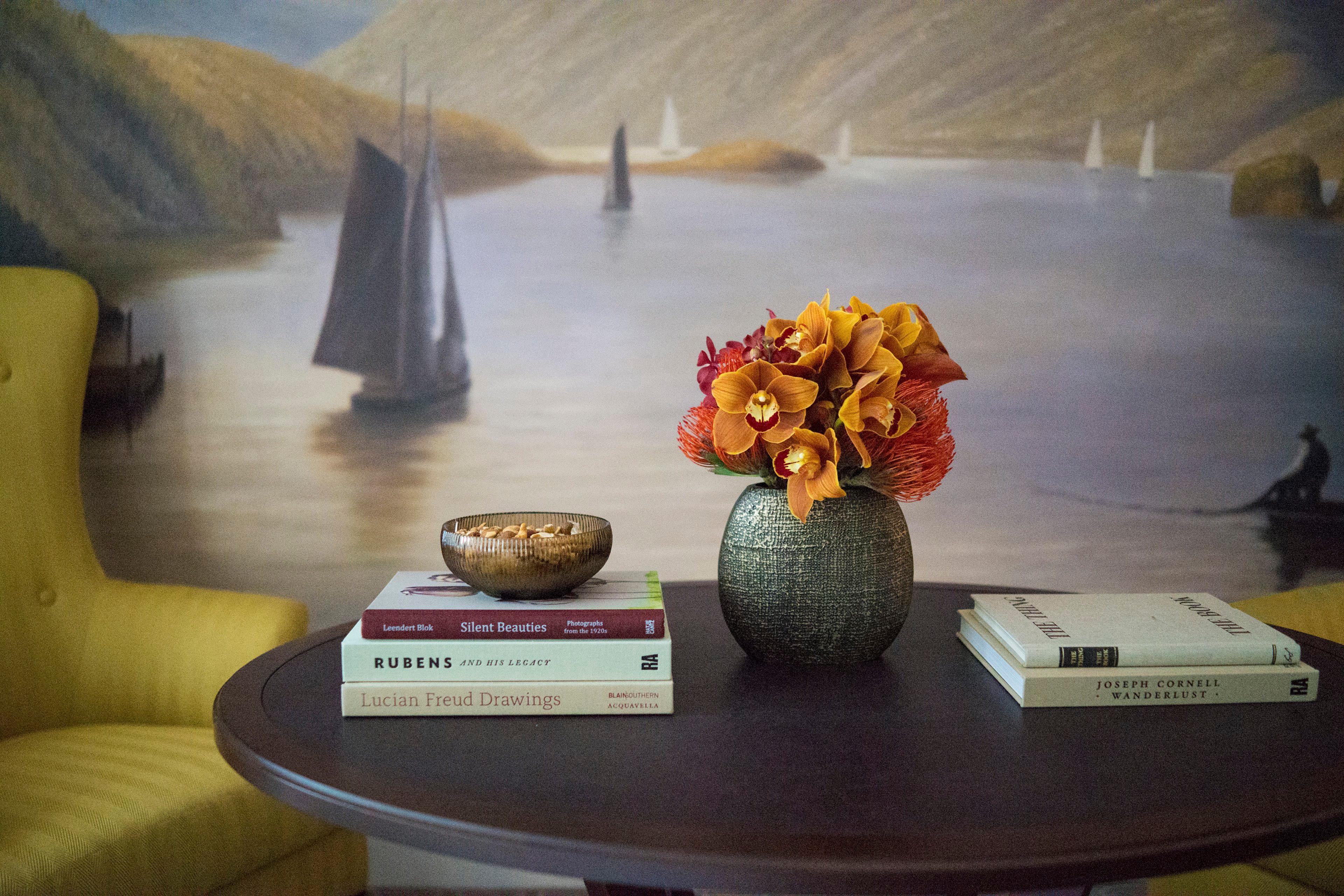 Intercontinental New York Barclay Hotel By Ihg Kültér fotó A table with a flower arrangement