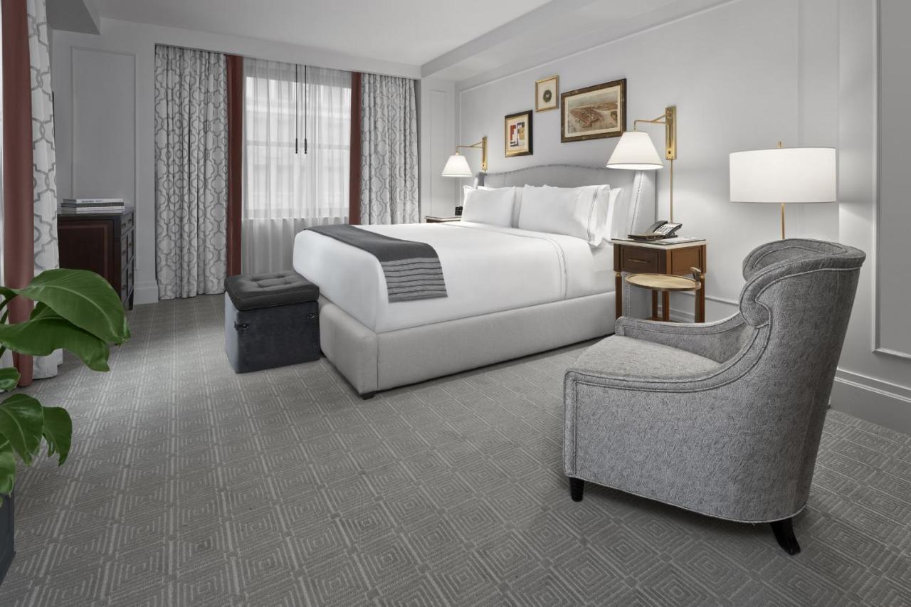 Intercontinental New York Barclay Hotel By Ihg Kültér fotó A guest room at the hotel